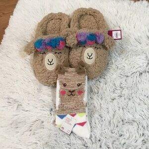 SO Llama slippers size med and socks fit 9-11